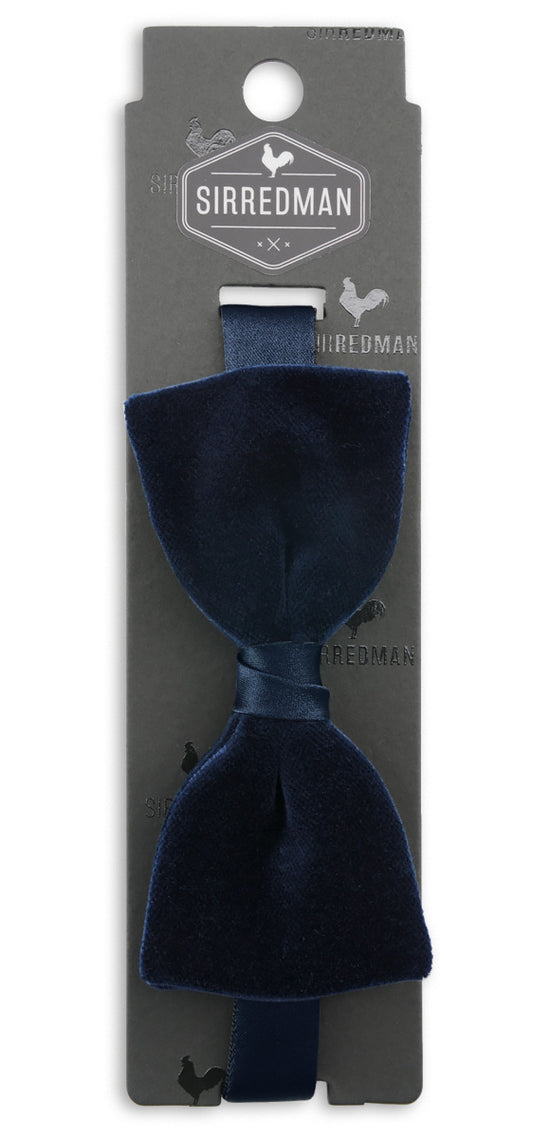 Blauwe strik van goede kwaliteit fluweel. De vlinderdas is voorgestrikt (en daarmee gemakkelijk om te doen), verstelbaar van lengte, past altijd om de hals en is gemaakt door het Nederlandse merk SirRedman.