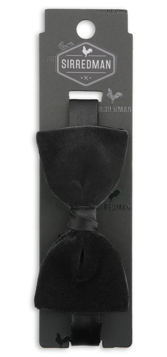Zwarte strik van goede kwaliteit fluweel op verpakking. De vlinderdas is voorgestrikt (en daarmee gemakkelijk om te doen), verstelbaar van lengte, past altijd om de hals en is gemaakt door het Nederlandse merk SirRedman.