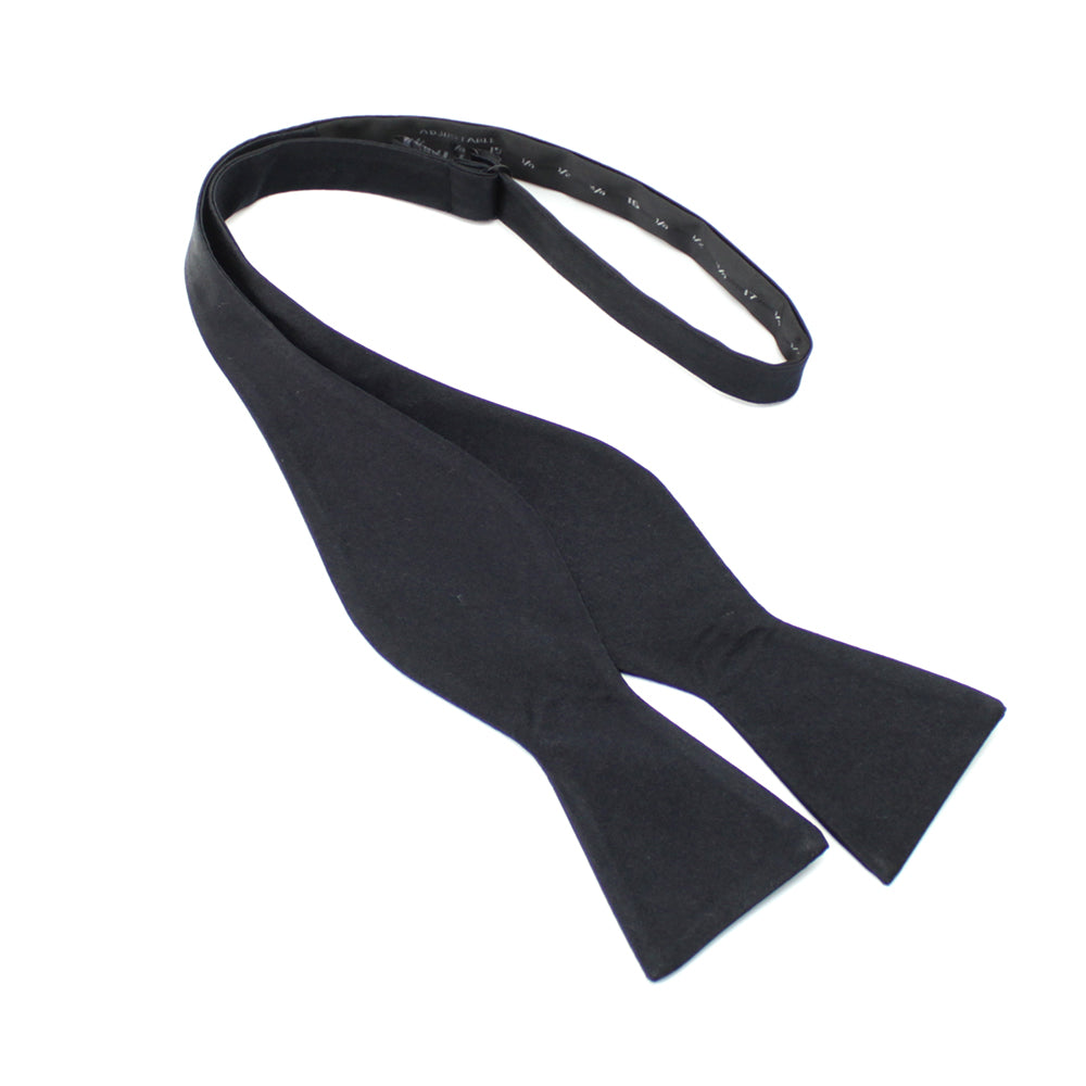 Exclusieve, zwarte vlinderdas (zelf te strikken a.k.a. zelfstrikker) van zijde. Ideaal te combineren bij een black-tie smoking of gala outfit. De vlinderstrik bestaat uit één geheel en is gemakkelijk te verstellen in lengte.